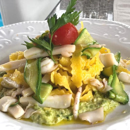 Reginelle con calamari e zucchine su pesto di zucchina e mandorle