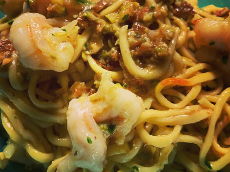 Tagliolini allo zafferano con gamberi e pesto di pistacchi.