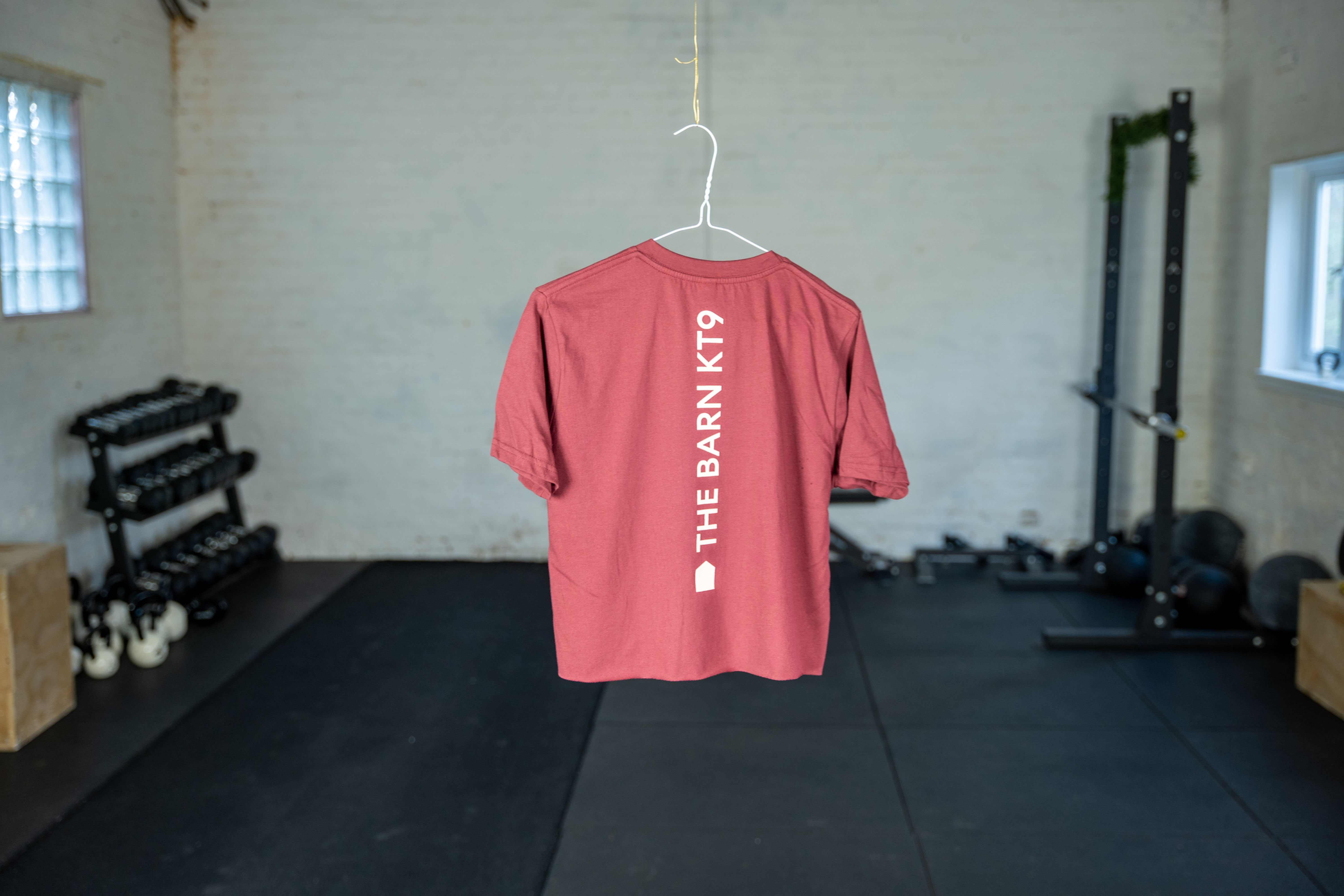 The Barn Cropped T-shirt (burgundy)