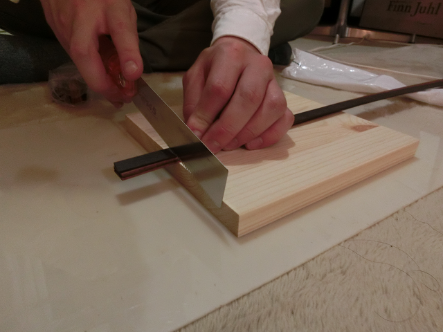 木を同じ大きさに切りパーツをつくる