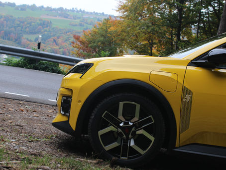 Renault 5 Elektro und im Hintergrund Strasse und Natur.