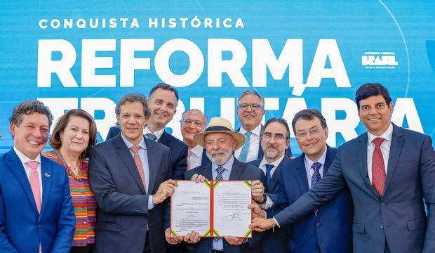 Presidente Lula e ministros na cerimônia da sanção da reforma tributária
