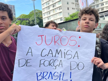 Trabalhadores e estudantes se unem contra juros altos em frente à sede do Banco Central