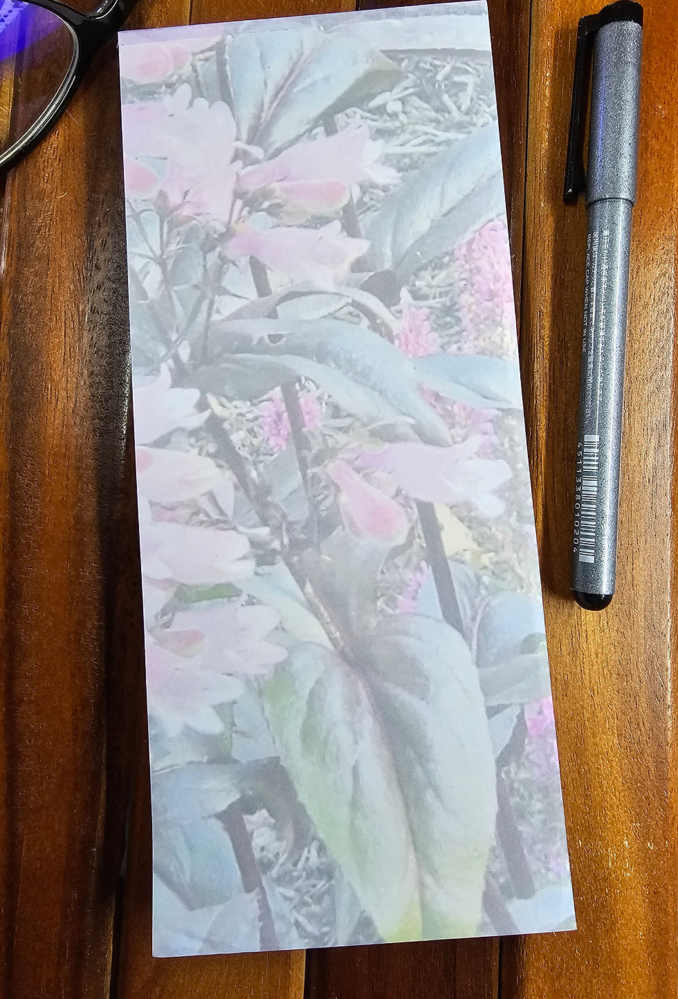 Onyx and Pearl Penstemon Contrast in Colors, Magnetic Grocery Pad