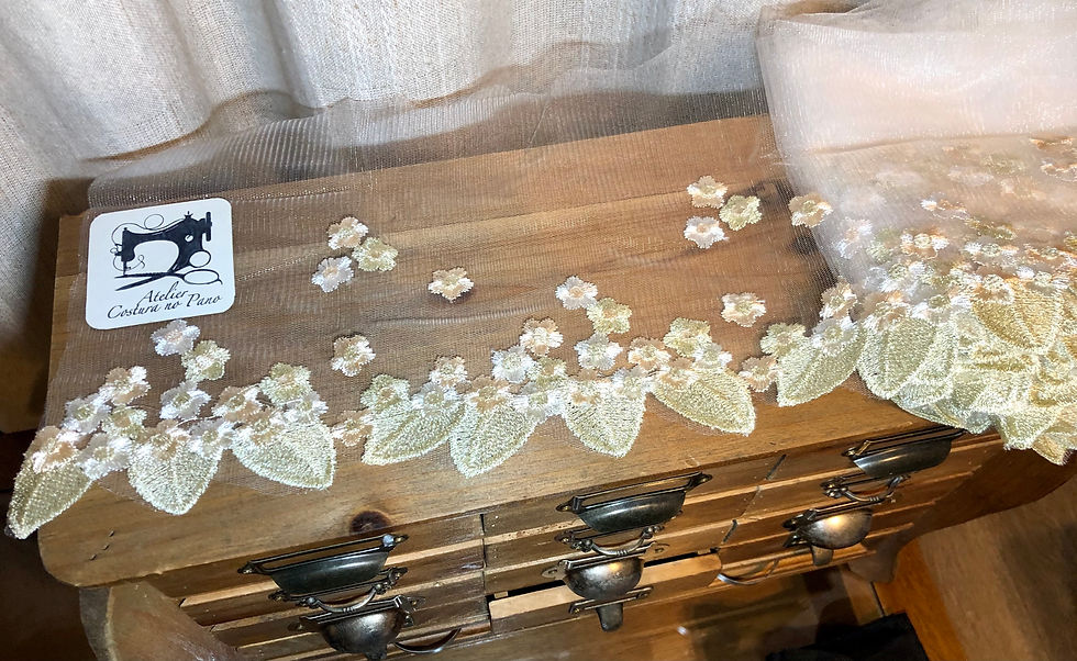 Miniatura: Renda em tule bordada, com 18cm de largura, folhas bege