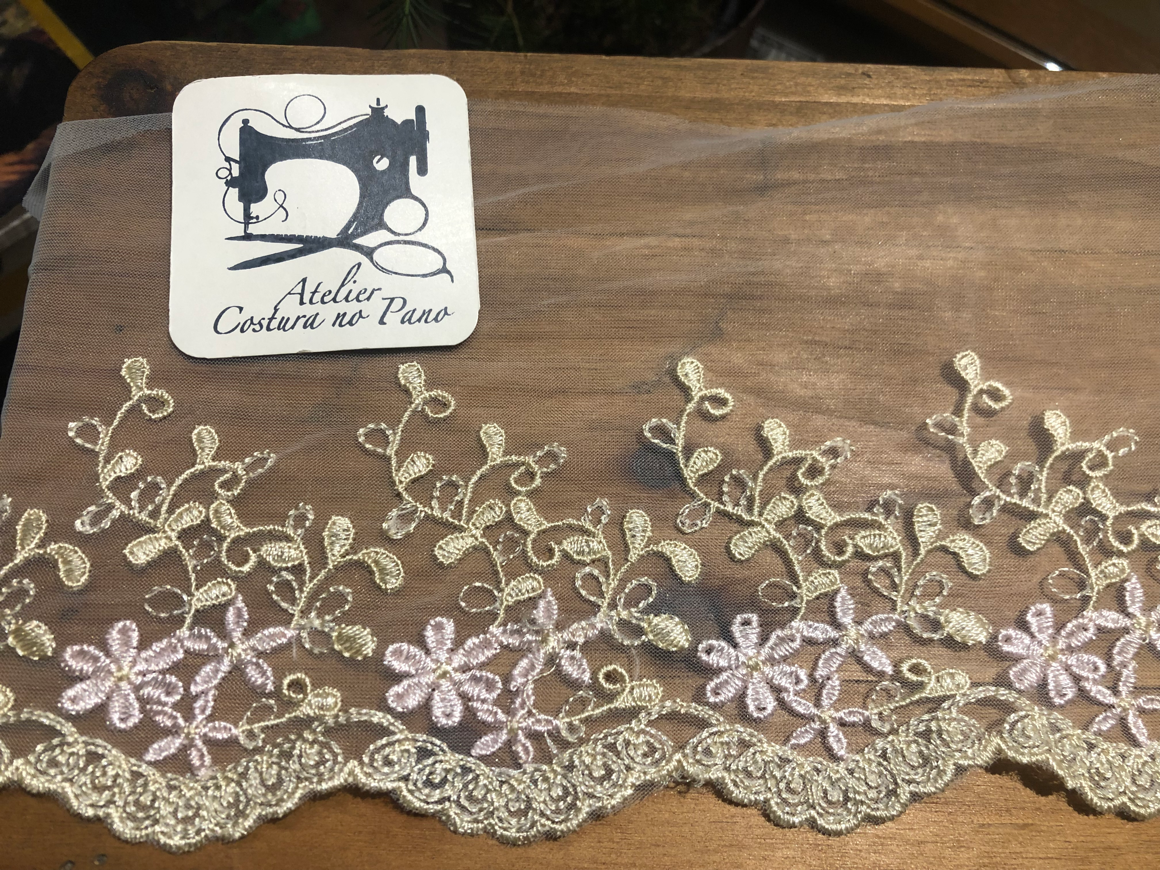 Renda em Tule Bordada com 11 cm de largura na cor Rosa e Dourado