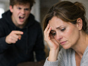 Figli arrabbiati, genitori feriti: come la mediazione familiare ricostruisce il dialogo