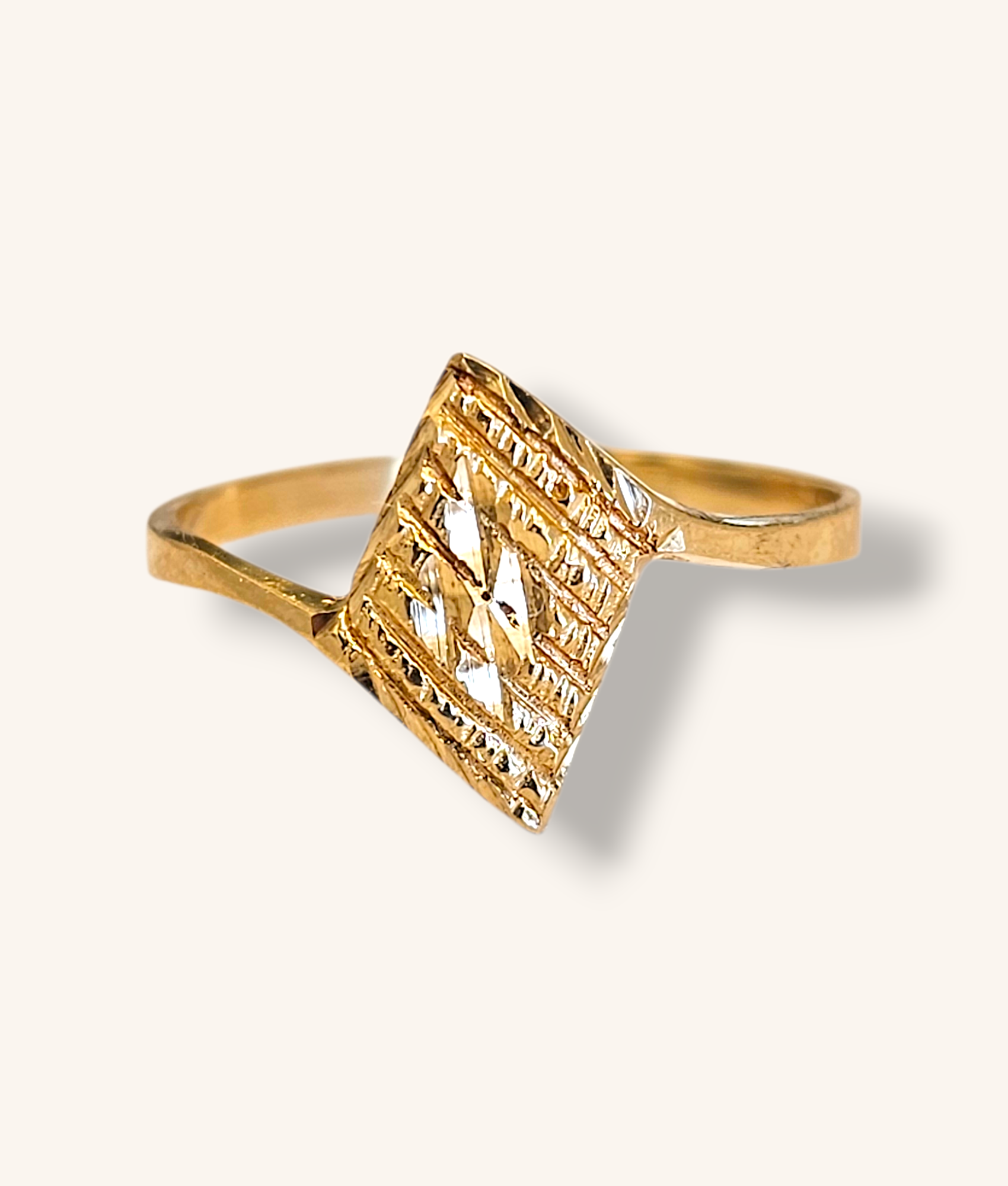 10K YELLOW GOLD DIAMOND SHAPE RING - 00831J