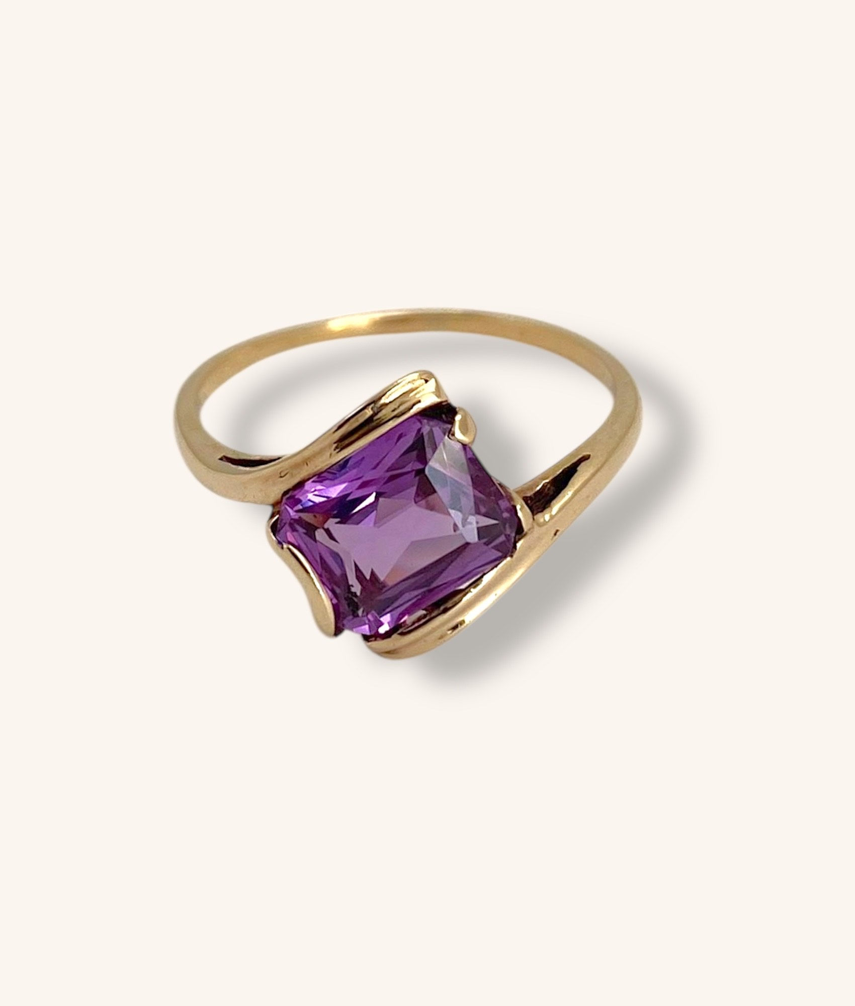 10K YELLOW GOLD CUSHION CUT AMETHYST RING - H