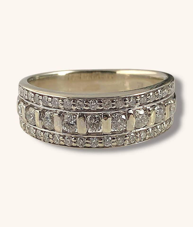 14K WHITE GOLD RING WITH 2.6MM ROUND CUT DIAMONDS - H