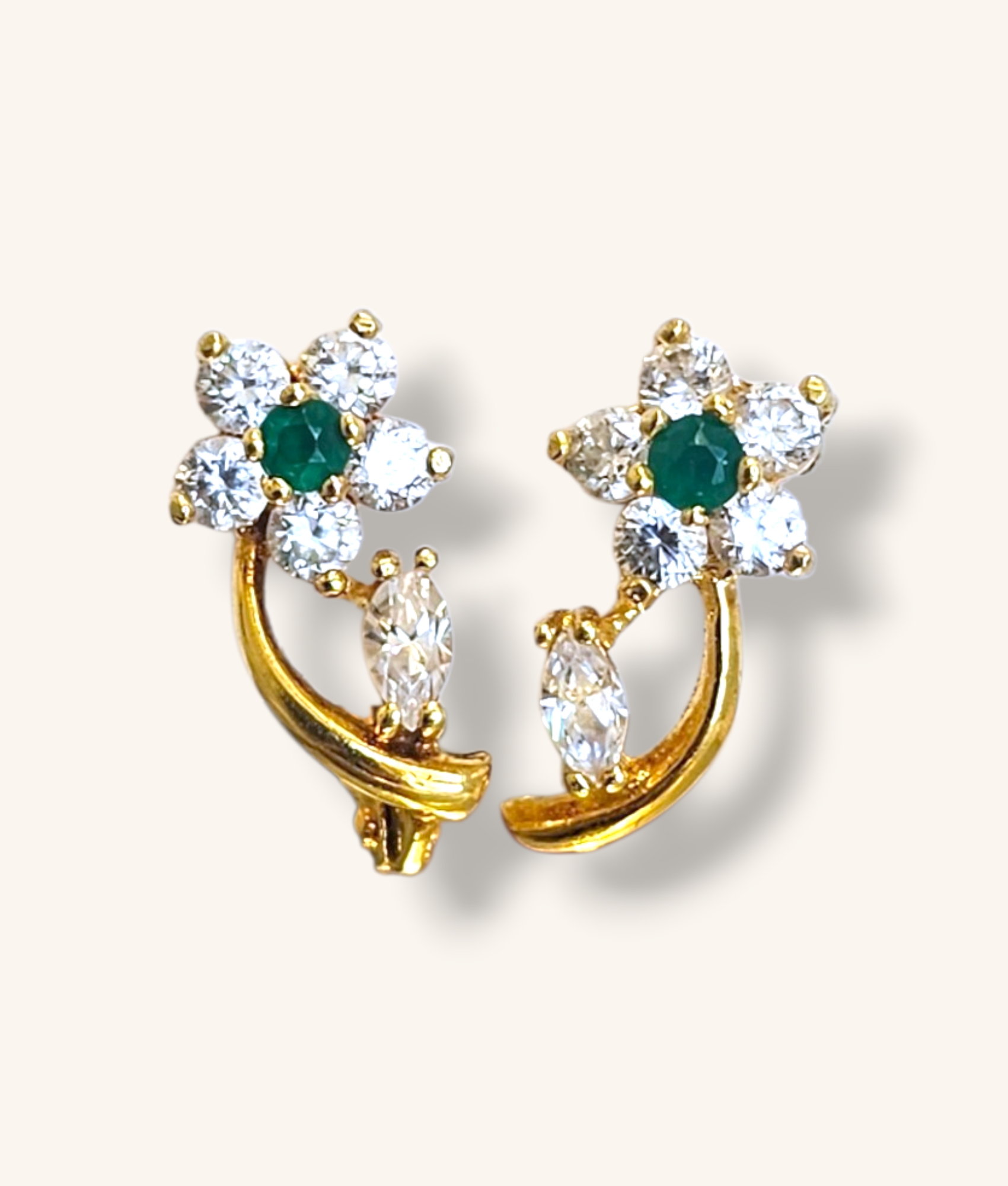 18K YELLOW GOLD DIAMOND & EMERALD FLOWER HUGGIE EARRINGS - 01096J