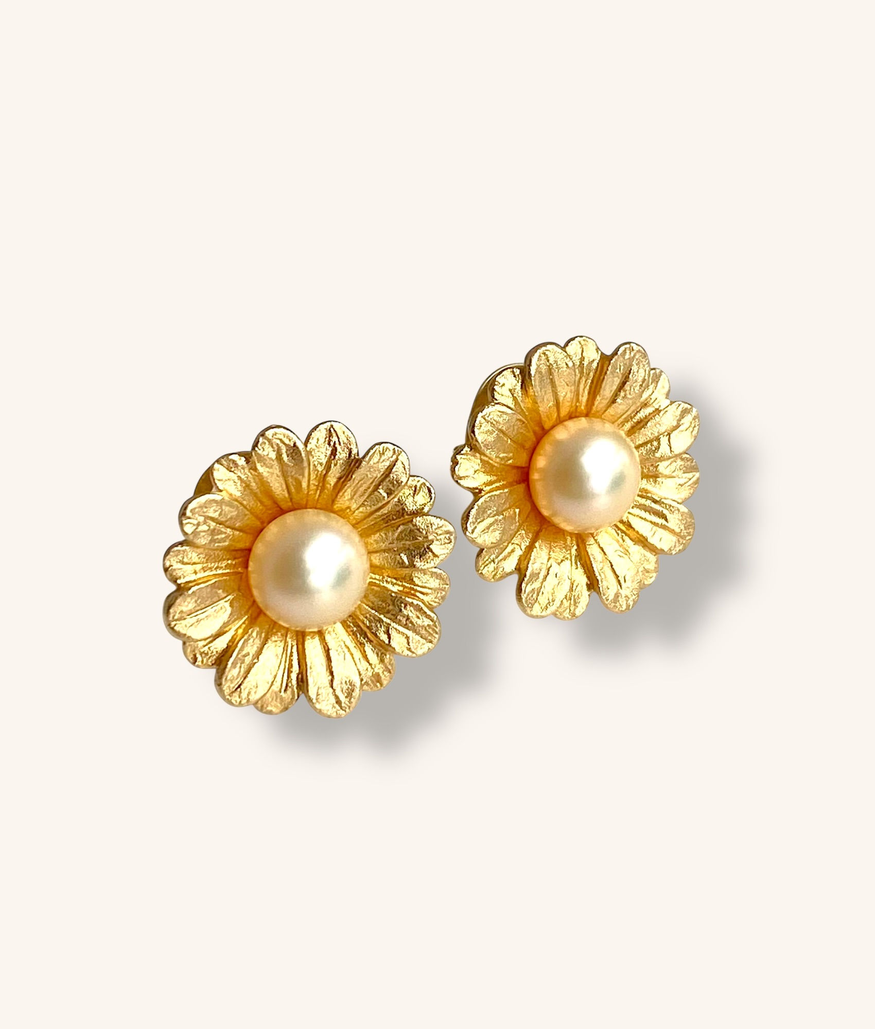 925 STERLING SILVER YELLOW GOLD PLATED DAISY PEARL EARRINGS - H
