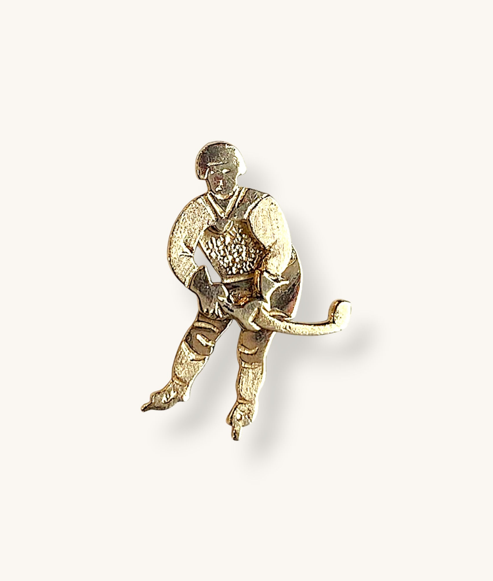 10K YELLOW GOLD VINTAGE MOVEABLE HOCKEY PLAYER PENDANT - H