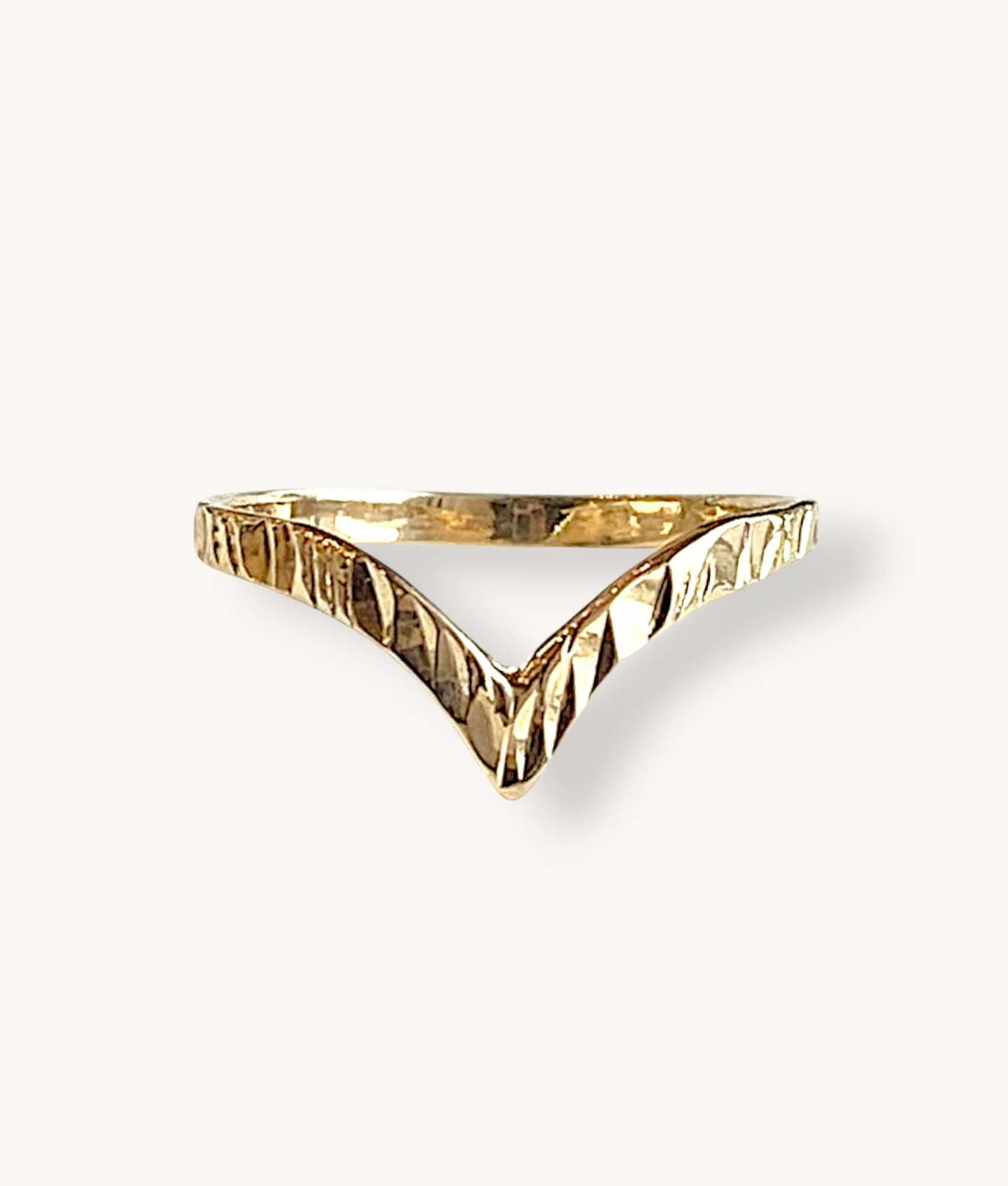 10K YELLOW GOLD TEXTURED CHEVRON V RING - H