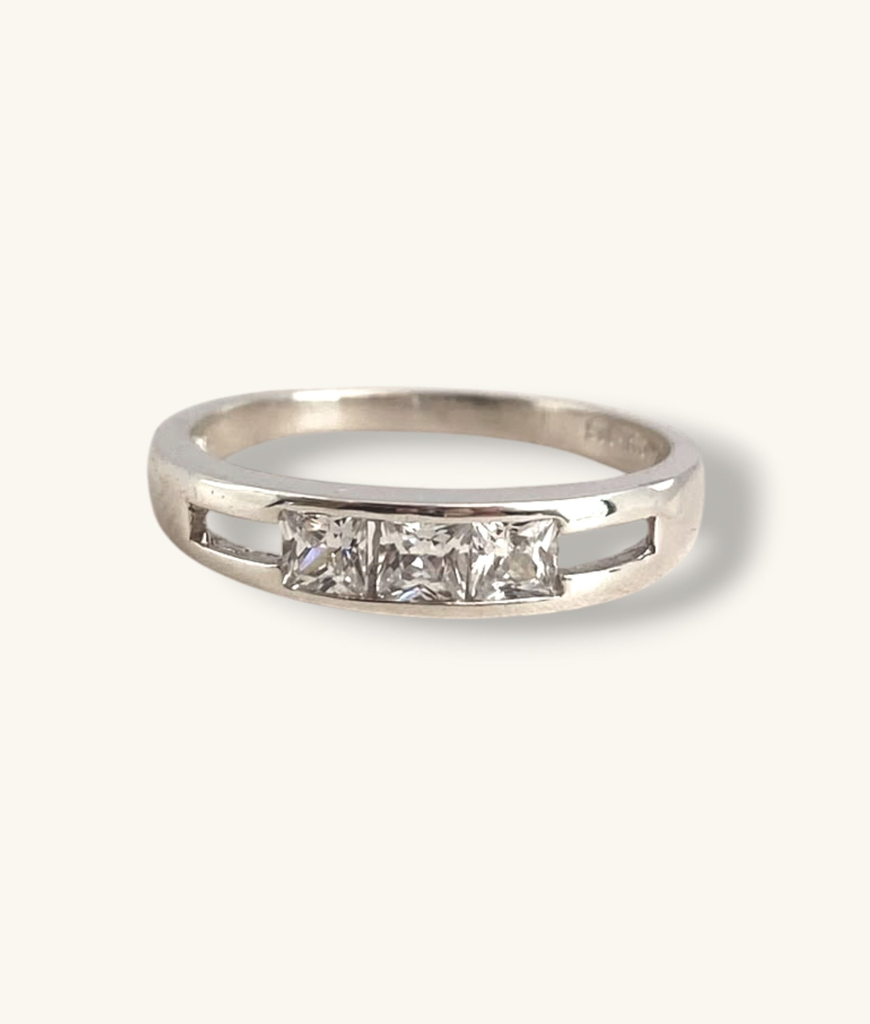 925 PRINCESS CUT CZ TRILOGY BAND RING SZ 7.25 - RG925220 - H