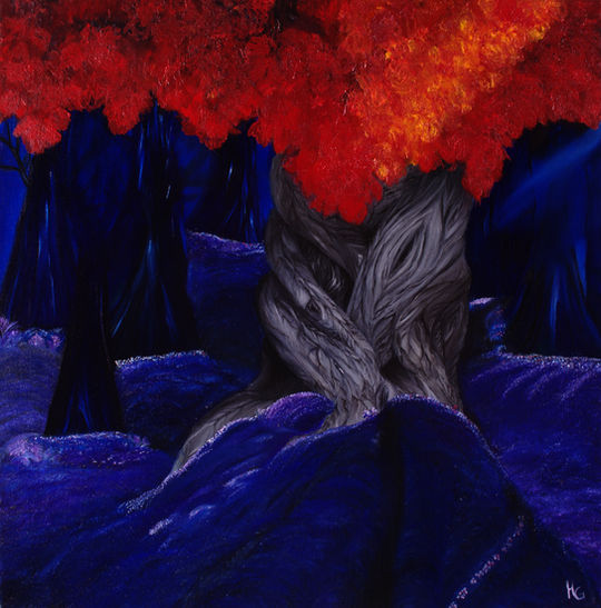 Alter Baum mit roter Blätterkrone der in einem Blau - Lila - Schwarzem Wald auf einer Erhebung steht.