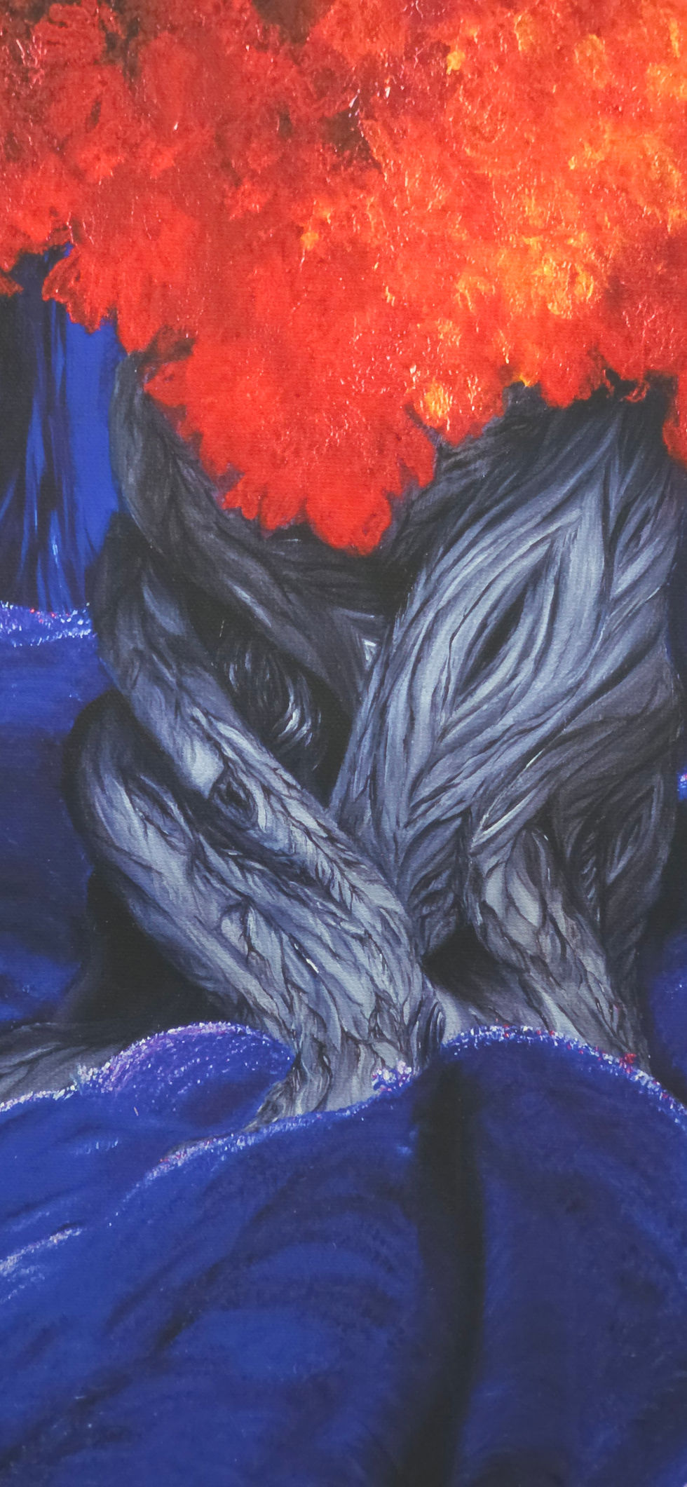 Grauer Baum mit rotem Blattwerk und blauen Hintergrund. MoonlightTree Bild