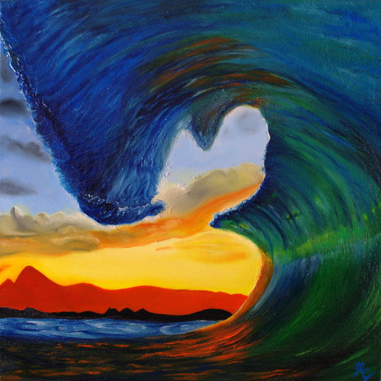 Welle im Überschlag mit durchscheinenden Sonnenstrahlen. Hinter der Welle vermutend der Sonnenuntergang mit der Bergkette einer Insel.