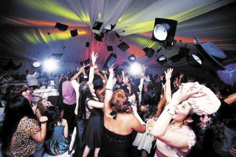 Jóvenes ofrecen sus vestidos de egresados a quienes no pueden comprarlos