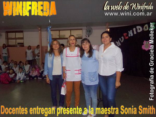 Docentes entregan presente a Sonia Smith