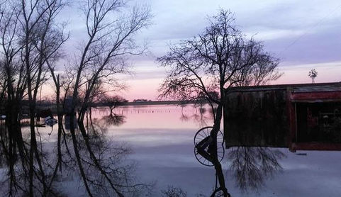 Familia de Castex analiza sembrar pejerreyes en una laguna de 240 hectáreas