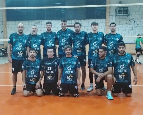 El equipo masculino de vóley de Winifreda se destaca en la Liga Universitaria