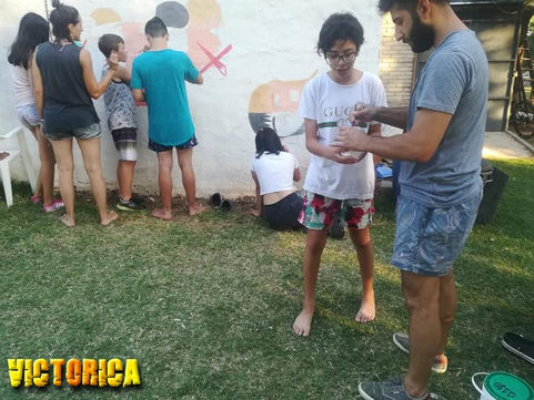 Victorica: Niños, niñas y adolescentes pintan el mural sobre la diversidad