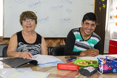 Una mujer jubilada y un joven terminaron la escuela primaria