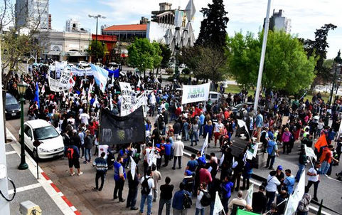 Masiva movilización contra el ajuste macrista
