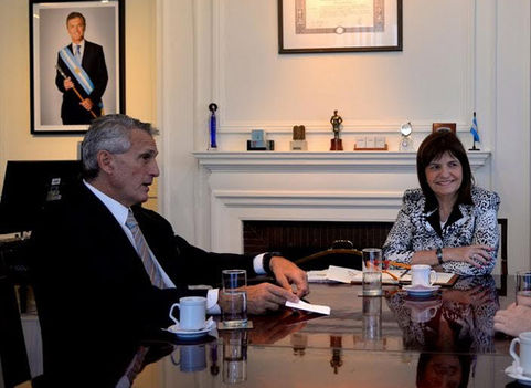 Bullrich a Tierno: 'Gendarmería no se va de Acha'