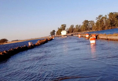 Un tramo de la ruta nacional 5 sigue inundado