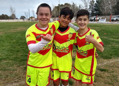 El debut futbolero de Gian Lucca, un chico con Síndrome de Down