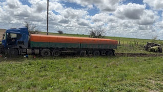 Violento choque entre un camión y un tractor cerca de Doblas: dos conductores hospitalizados con heridas graves