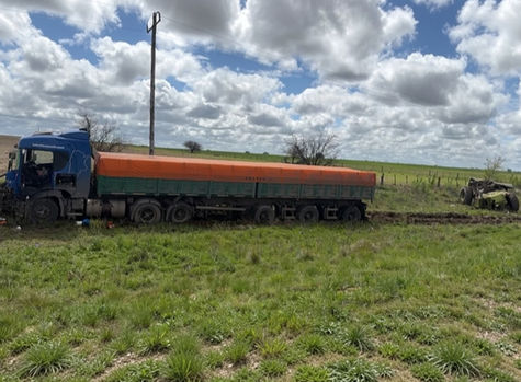 Violento choque entre un camión y un tractor cerca de Doblas: dos conductores hospitalizados con heridas graves