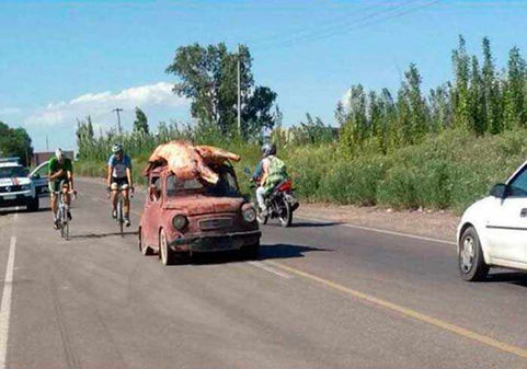 Volcó y lo saquearon