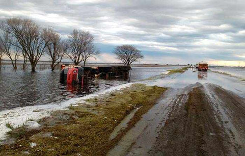 La ruta nacional 188, una trampa: volcó y cayó al agua