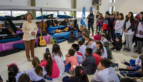 Educación: Presentación y entrega de instrumentos en «Escuelas i»