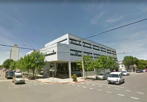 Dejó a su hijo encerrado en un auto para ir a un bar y fue condenada a pagar más de $323 mil