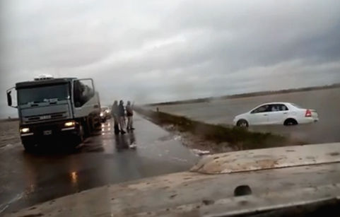 Se despistó y terminó adentro de la laguna