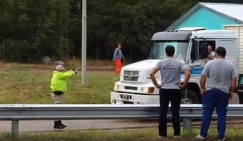 La Policía respaldó al uniformado que apuntó con su pistola y el camionero pidió ''disculpas