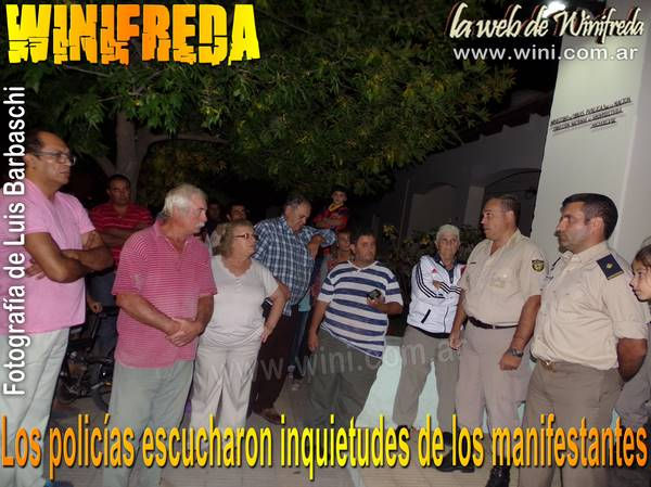 Los policías escucharon inquietudes de los manifestantes en la comisaría