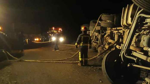Volcó camión con girasol cerca de Winifreda
