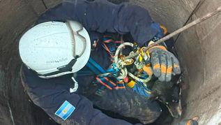 Bomberos rescataron a Sasha, una perra que cayó a un pozo de 15 metros