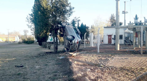 Volcó un policía en el ingreso a Victorica