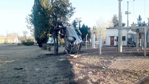 Volcó un policía en el ingreso a Victorica