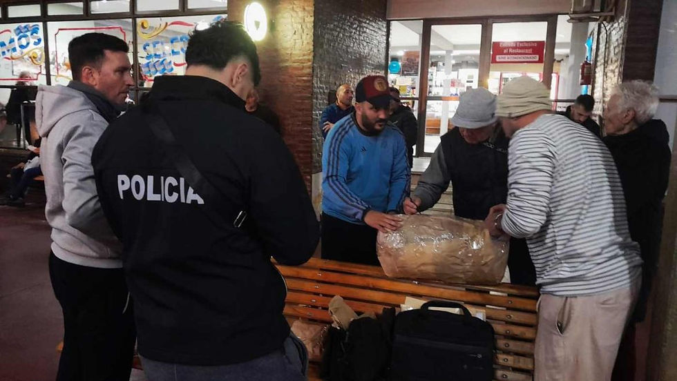 detuvieron en la noche de este domingo a dos hombres, oriundos de Chile