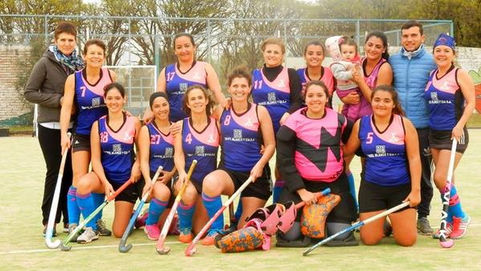 El primer equipo de Hockey de Winifreda clasifico primera en la zona