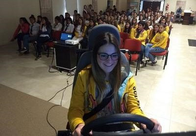 Con un simulador de manejo, realizan capacitación en seguridad vial a adolescentes