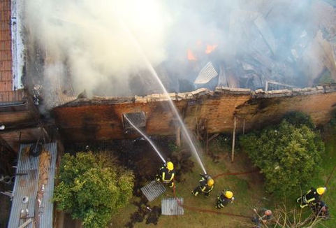 Un voraz incendio arrasó con el depósito de una tapicería
