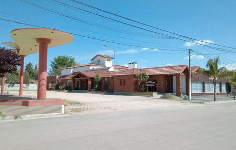 Si venís al Parque Acuático de Winifreda: Hotel "Ambientes de la Patagonia"